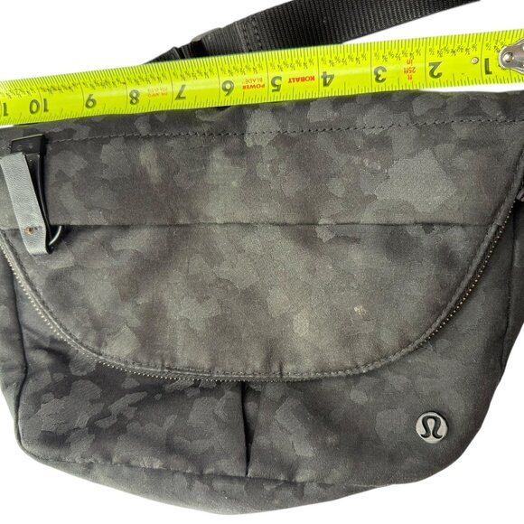 Lululemon Festival Crossbody Bag Purse.  Black. Speckled Camo Pattern Adjustable - Picture 7 of 10